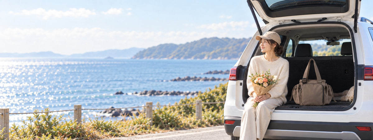 海辺で車からニコトートを取り出す女性